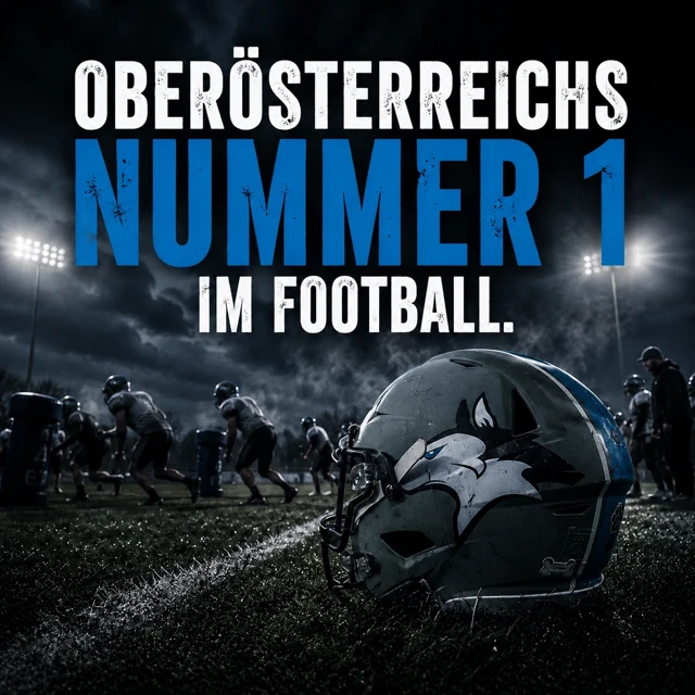 Football-Helm mit Wolf-Logo im Vordergrund vor einer Gruppe von Footballspielern auf einem Spielfeld bei Nacht mit der Aufschrift 'OBERÖSTERREICHS NUMMER 1 IM FOOTBALL'